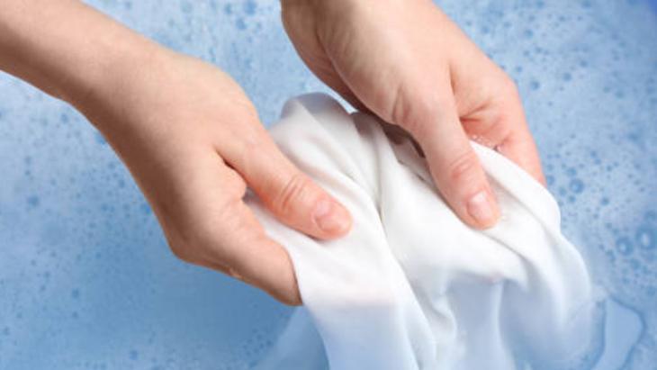 Göz açıp kapayana kadar söküp atıyor Yağ lekesine veda ettiren limon taktiği