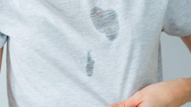 YAĞ LEKELERİNİ SİLİP SÜPÜRÜYOR