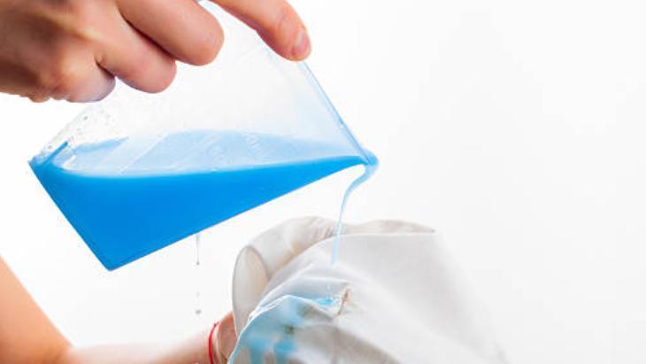 Göz açıp kapayana kadar söküp atıyor Yağ lekesine veda ettiren limon taktiği