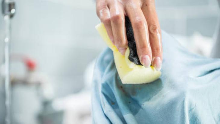 Göz açıp kapayana kadar söküp atıyor Yağ lekesine veda ettiren limon taktiği