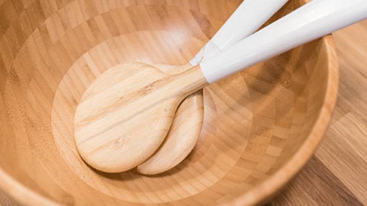 Tahta kaşıkları sıfır gibi yapan taktik Kaynatan yaşadı, suyun içine akıp gidiyor