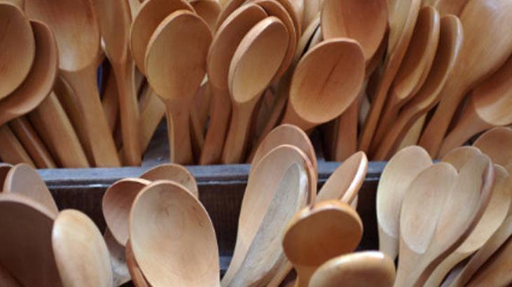 Tahta kaşıkları sıfır gibi yapan taktik Kaynatan yaşadı, suyun içine akıp gidiyor