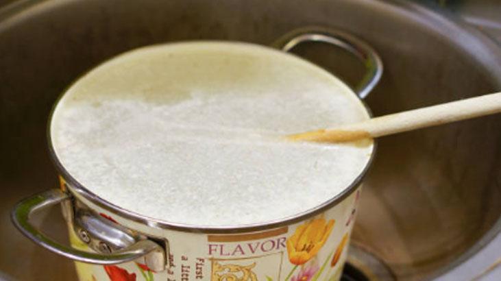 Tahta kaşıkları sıfır gibi yapan taktik Kaynatan yaşadı, suyun içine akıp gidiyor