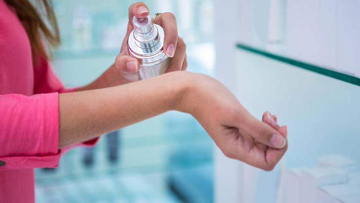 Parfümü böyle saklayın Tek fıs günlerce kalacak, banyoda tutmak hata