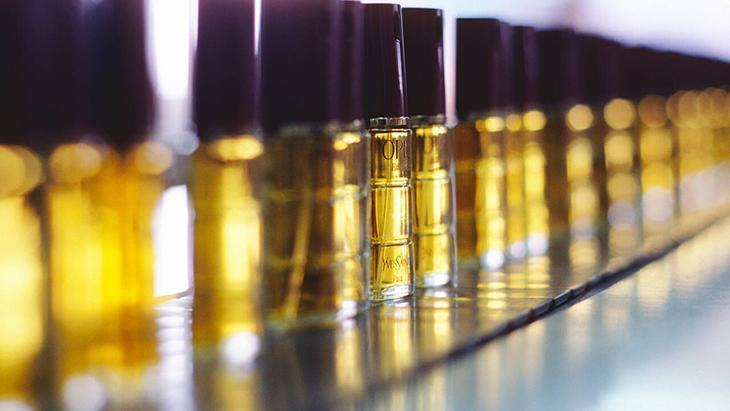 Parfümü böyle saklayın Tek fıs günlerce kalacak, banyoda tutmak hata