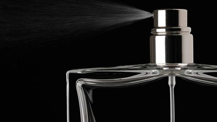 Parfümü böyle saklayın Tek fıs günlerce kalacak, banyoda tutmak hata