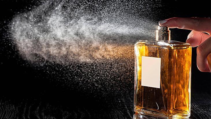 Parfümü böyle saklayın Tek fıs günlerce kalacak, banyoda tutmak hata