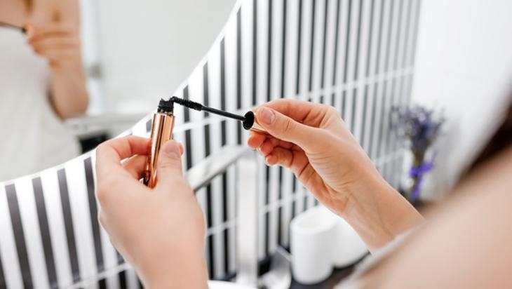 Su geçirmez maskara göz yakabilir Fırçadan anlaşılıyor, temizlemek şart