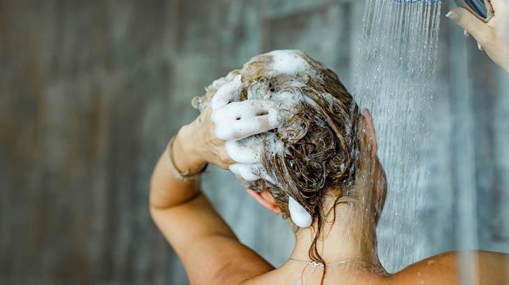Saçını seven şampuan kullanımını azaltsın Telleri yıpratıp dengeyi bozuyor