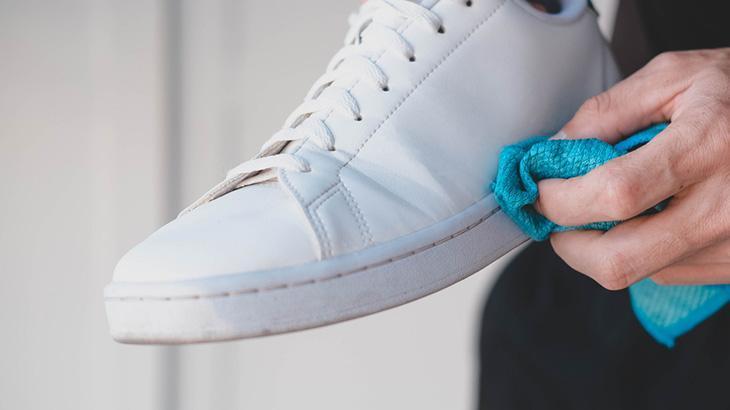 AYAKKABILARI KURUTURKEN DİKKAT AYAKKABILARI KURUTURKEN DİKKAT