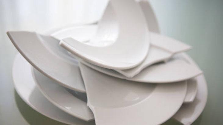 Sahtesi su değince meydana çıkıyor Gerçek porselen böyle olur, içine bakın Sahtesi su değince meydana çıkıyor Gerçek porselen böyle olur, içine bakın