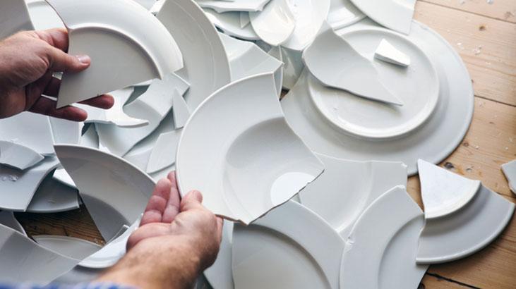 Sahtesi su değince meydana çıkıyor Gerçek porselen böyle olur, içine bakın Sahtesi su değince meydana çıkıyor Gerçek porselen böyle olur, içine bakın