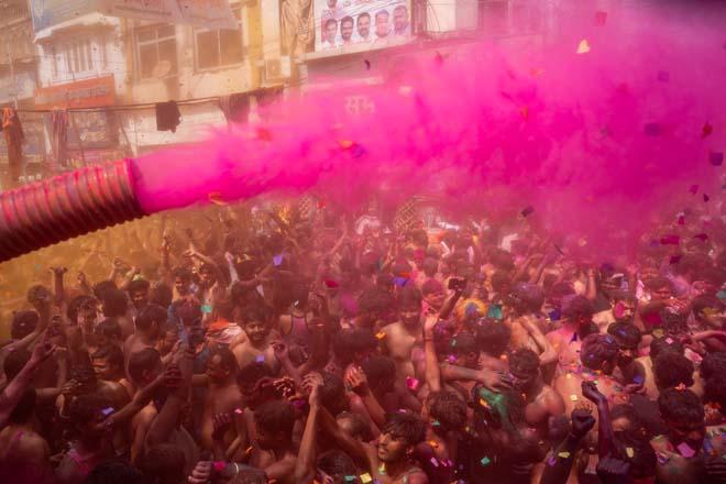 Holi 2025: Hindistandaki bahar festivalinden renkli görüntüler