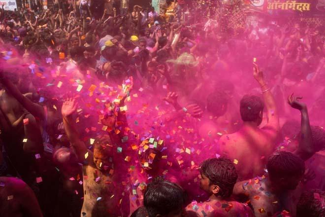 Holi 2025: Hindistandaki bahar festivalinden renkli görüntüler