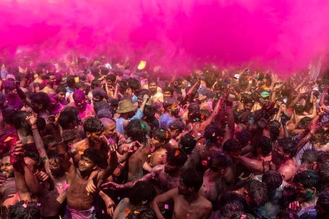 Holi 2025: Hindistandaki bahar festivalinden renkli görüntüler