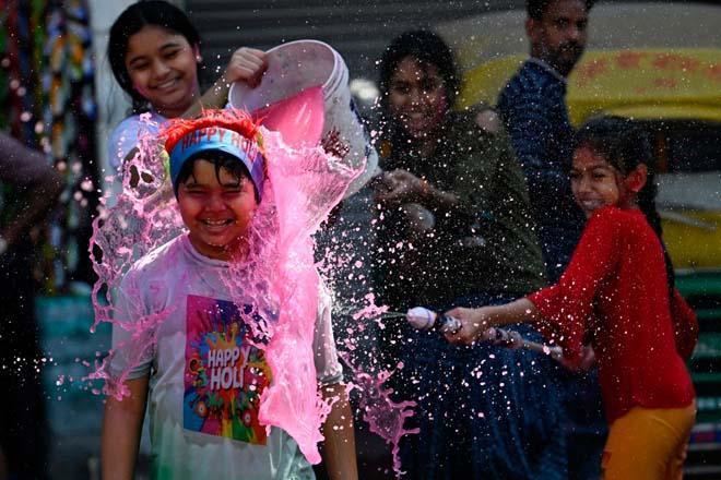 Holi 2025: Hindistandaki bahar festivalinden renkli görüntüler