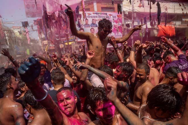 Holi 2025: Hindistandaki bahar festivalinden renkli görüntüler