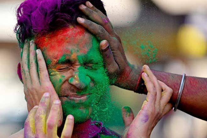 Holi 2025: Hindistandaki bahar festivalinden renkli görüntüler