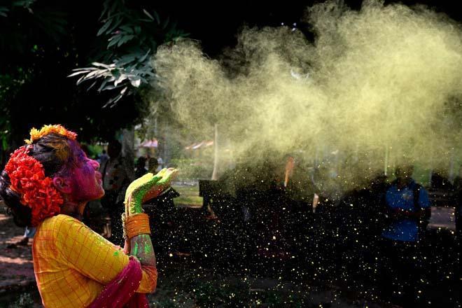 Holi 2025: Hindistandaki bahar festivalinden renkli görüntüler