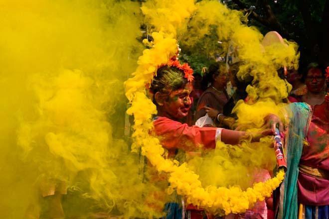 Holi 2025: Hindistandaki bahar festivalinden renkli görüntüler