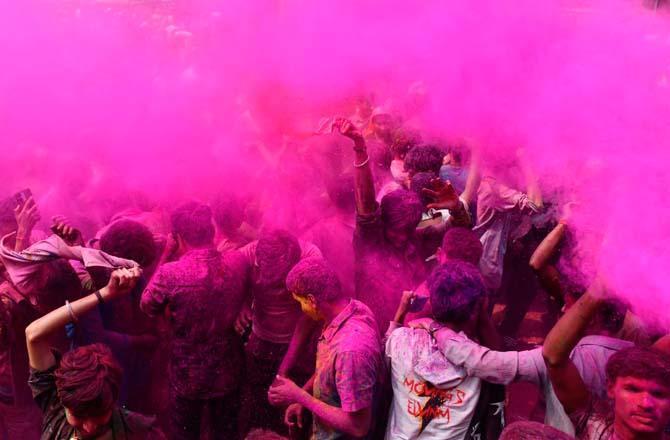 Holi 2025: Hindistandaki bahar festivalinden renkli görüntüler