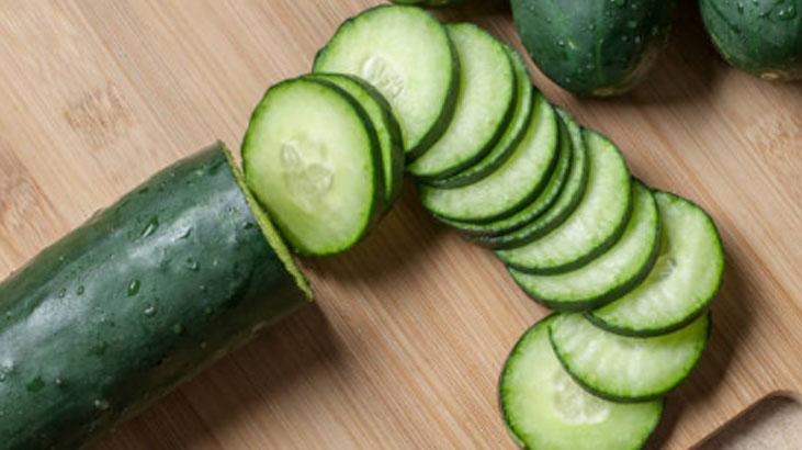 Dolapta içi geçiyor, suya koyunca hep diri Kütür kütür salatalıklar için taktik