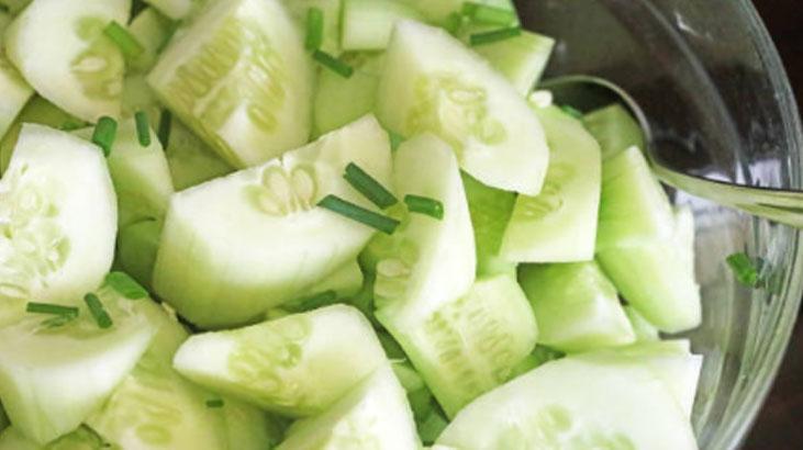 Dolapta içi geçiyor, suya koyunca hep diri Kütür kütür salatalıklar için taktik