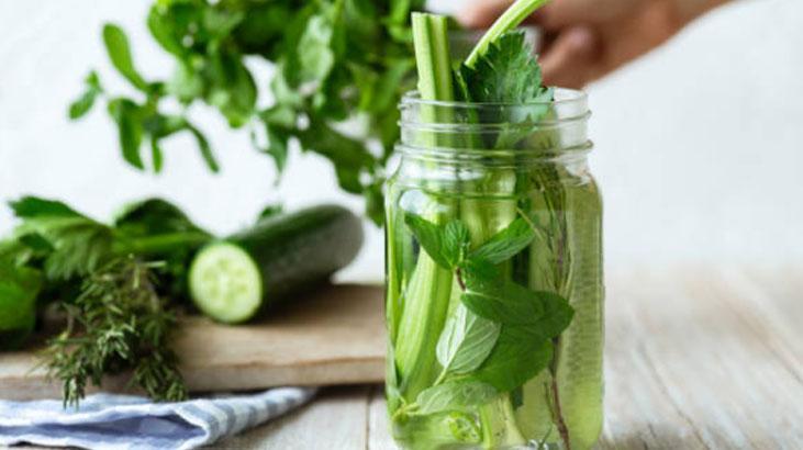 Dolapta içi geçiyor, suya koyunca hep diri Kütür kütür salatalıklar için taktik