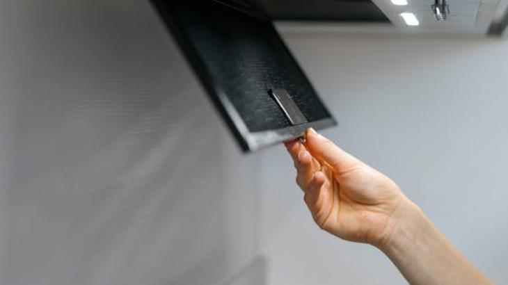 Aspiratördeki yağ lekesini kökünden kazıyor Yağlar su gibi akıp gidecek