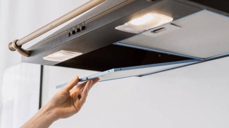 Aspiratördeki yağ lekesini kökünden kazıyor Yağlar su gibi akıp gidecek