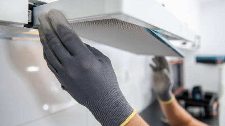 Aspiratördeki yağ lekesini kökünden kazıyor Yağlar su gibi akıp gidecek