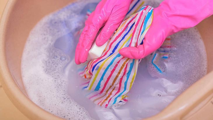 Makineye atılırsa pul pul dökülüyor Tek çaresi var, gereken deterjan ve su