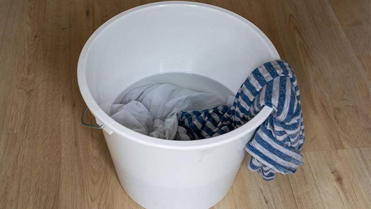 Makineye atılırsa pul pul dökülüyor Tek çaresi var, gereken deterjan ve su