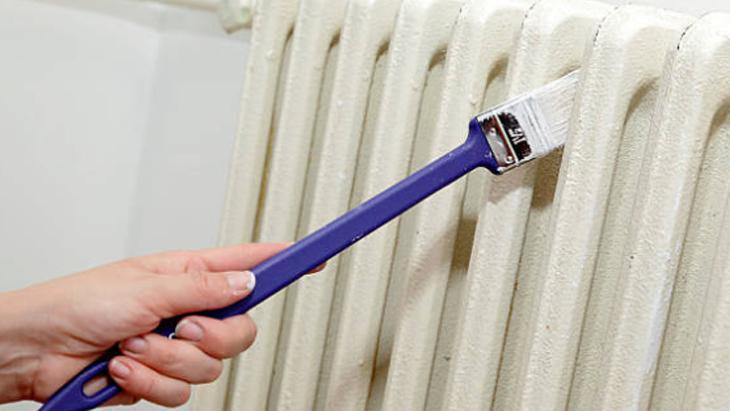 Paslı kalorifer peteklerine son Fırçayla tek dokunuş yetiyor, verniksiz olmaz Paslı kalorifer peteklerine son Fırçayla tek dokunuş yetiyor, verniksiz olmaz