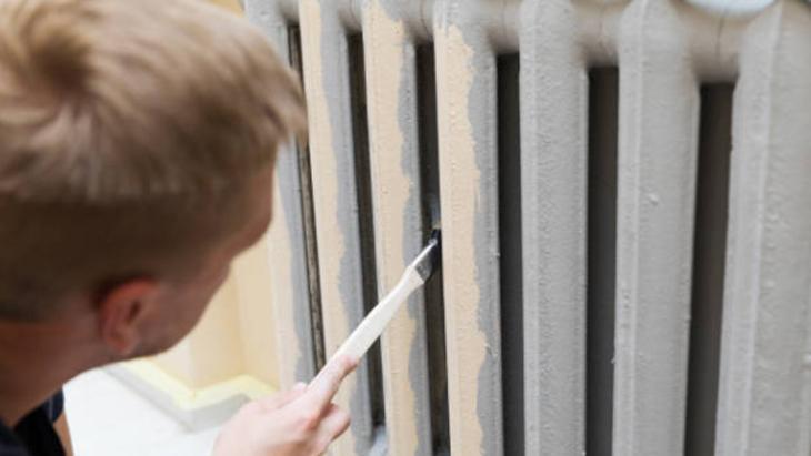 Paslı kalorifer peteklerine son Fırçayla tek dokunuş yetiyor, verniksiz olmaz Paslı kalorifer peteklerine son Fırçayla tek dokunuş yetiyor, verniksiz olmaz