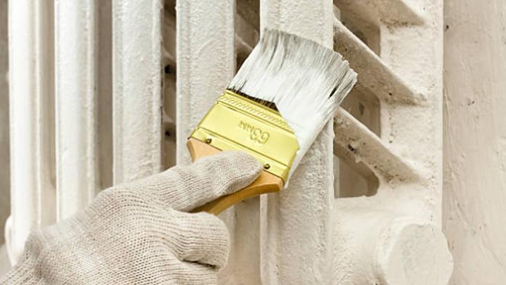 Paslı kalorifer peteklerine son Fırçayla tek dokunuş yetiyor, verniksiz olmaz Paslı kalorifer peteklerine son Fırçayla tek dokunuş yetiyor, verniksiz olmaz