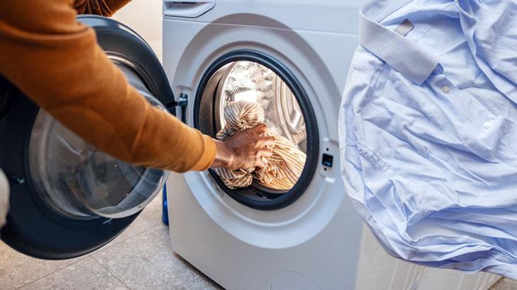 Kıyafetleri makineden ütülü gibi çıkartan tüyo Pisse kırıştırıyor, boşluk şart