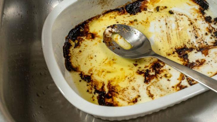 Güveçte kurumuş yağı dert etmeyin Yarım saatte yeniliyor, fırçayla tertemiz