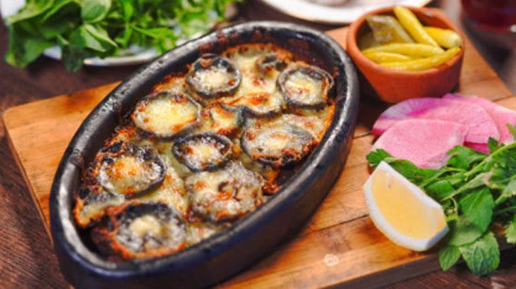 Güveçte kurumuş yağı dert etmeyin Yarım saatte yeniliyor, fırçayla tertemiz