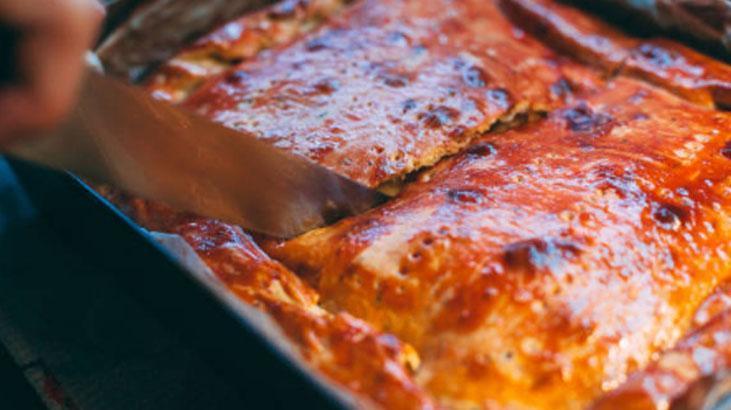 Güveçte kurumuş yağı dert etmeyin Yarım saatte yeniliyor, fırçayla tertemiz