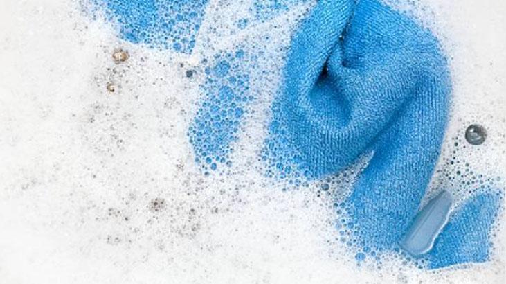 Güveçte kurumuş yağı dert etmeyin Yarım saatte yeniliyor, fırçayla tertemiz