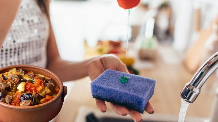 Güveçte kurumuş yağı dert etmeyin Yarım saatte yeniliyor, fırçayla tertemiz