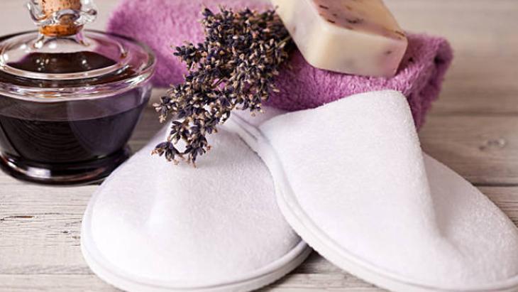 Üzerine serpip 1 saat bekleyen yaşadı Tek kova suyla terlikler mis kokacak