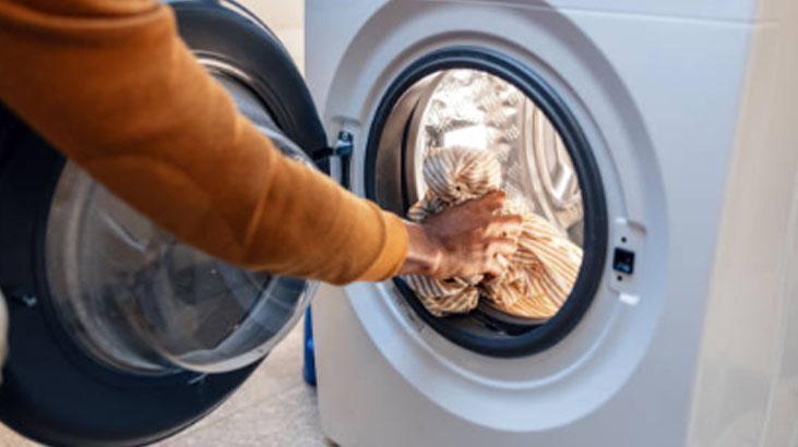 Servise vermeden bir de tıraş köpüğü sürün Çamaşır makinesini yeniliyor