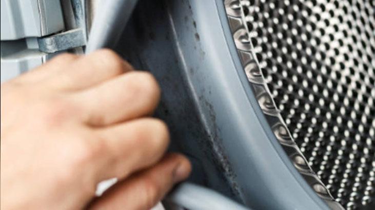 Servise vermeden bir de tıraş köpüğü sürün Çamaşır makinesini yeniliyor