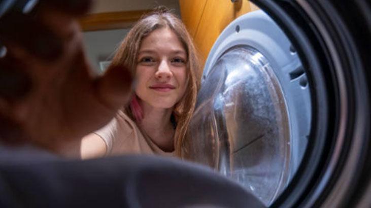 Servise vermeden bir de tıraş köpüğü sürün Çamaşır makinesini yeniliyor