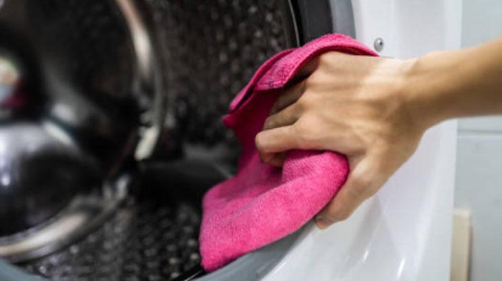 Servise vermeden bir de tıraş köpüğü sürün Çamaşır makinesini yeniliyor