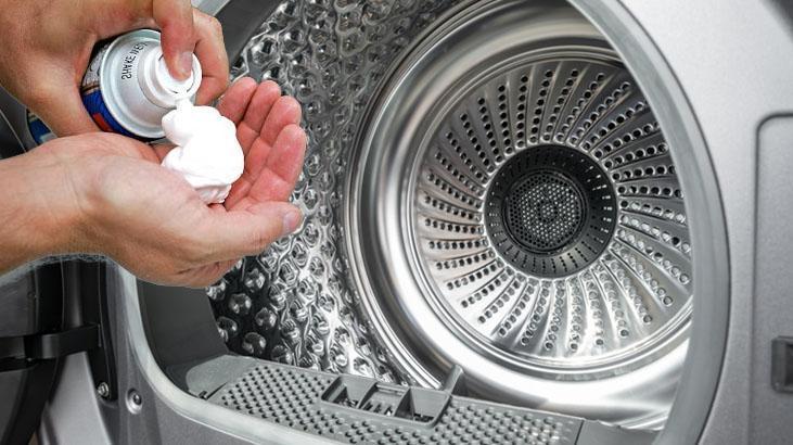 Servise vermeden bir de tıraş köpüğü sürün Çamaşır makinesini yeniliyor