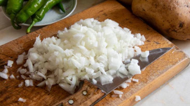 Gözlerden tek damla yaş akmayacak Soğan doğrarken bıçağa azıcık sürün