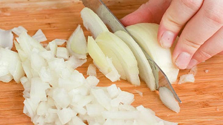 Gözlerden tek damla yaş akmayacak Soğan doğrarken bıçağa azıcık sürün